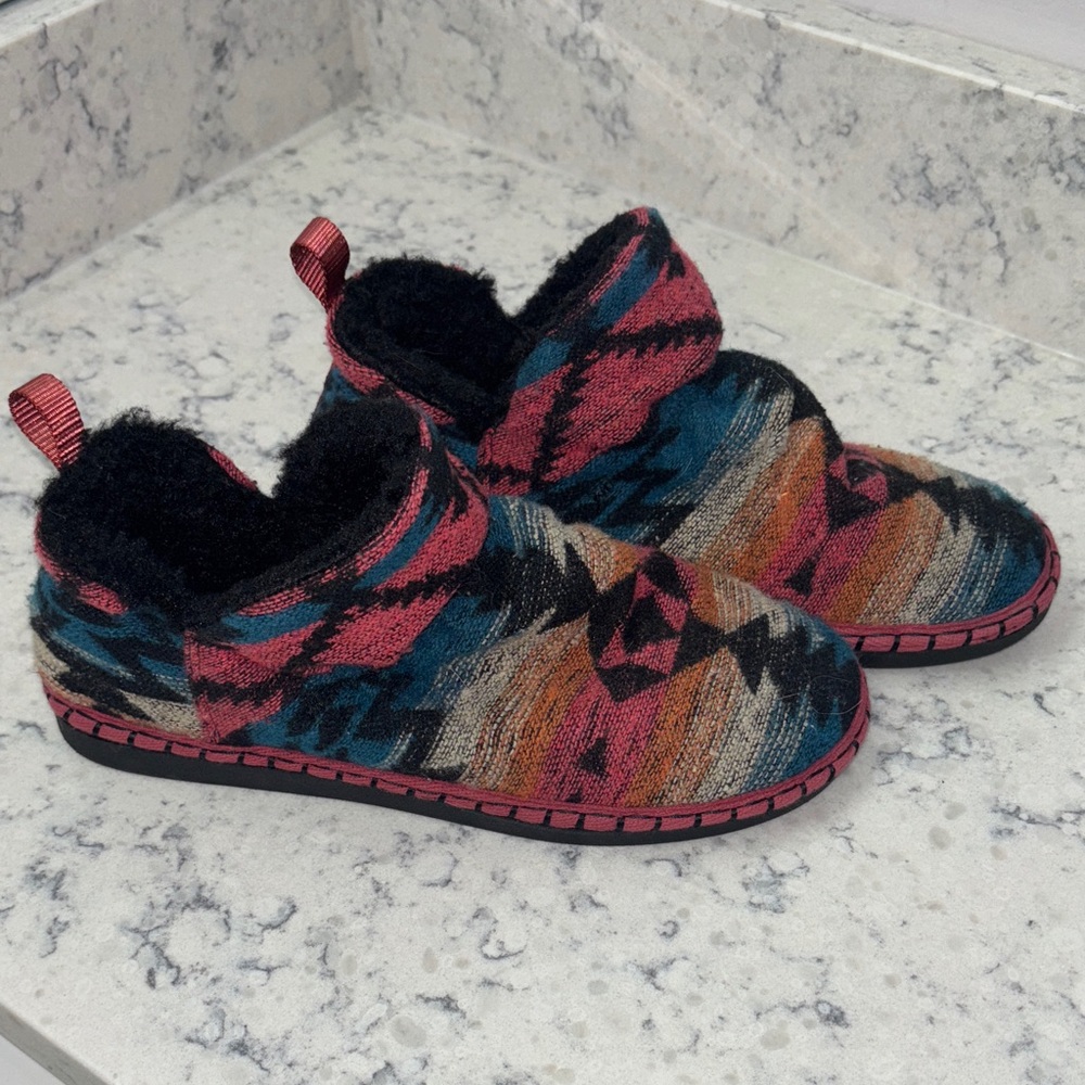 GB cozy Up Colorful Patterned Shearling Slippers size 8